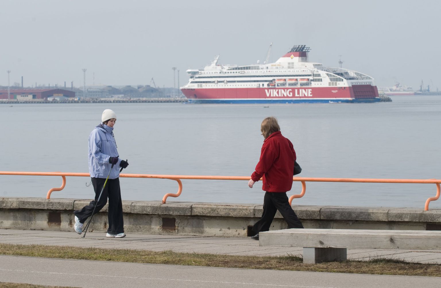 Viking Line'i reisilaev suundub Tallinna sadamasse.