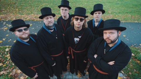 MASK-OFF ⟩ Viis miljonit vaatamist kogunud tantsuvideo sai ootamatu järje: tuntud Eesti ansambel tegi räpihitist eesti keelse versiooni