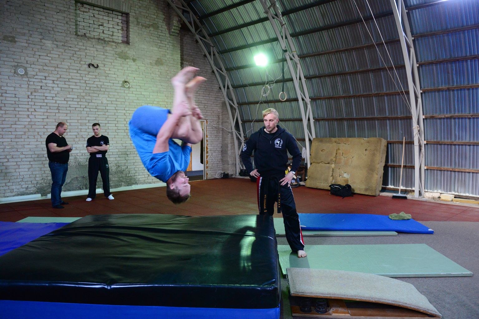 Akrobaatikal on võitluskunstides tähtis roll, et parandada koordinatsiooni ja muuta tehnikat mitmekülgsemaks, rääkis hoolealustel trennis saltosid teha lasknud treener Alo Veenpere.