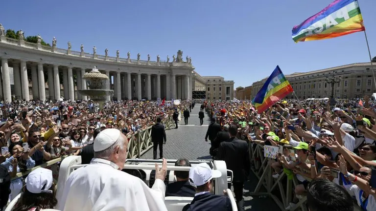 До сих пор папа Франциск воспринимался как приверженец более либерального подхода в отношении Римской церкви к ЛГБТ