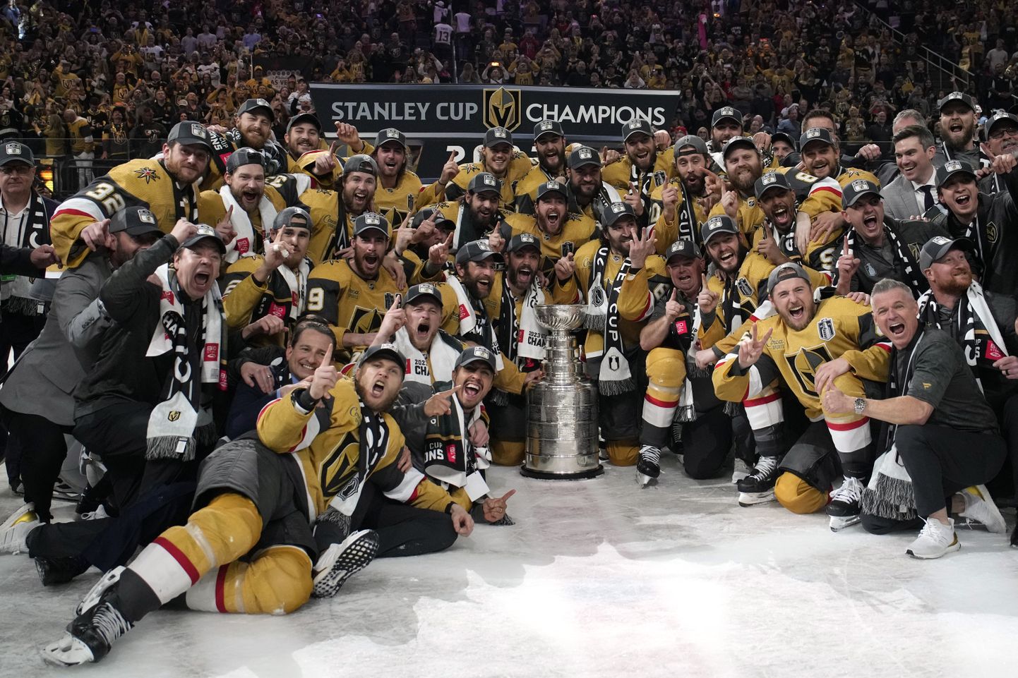 Vegasas "Golden Knights" hokeja komanda ar izcīnīto Stenlija kausu