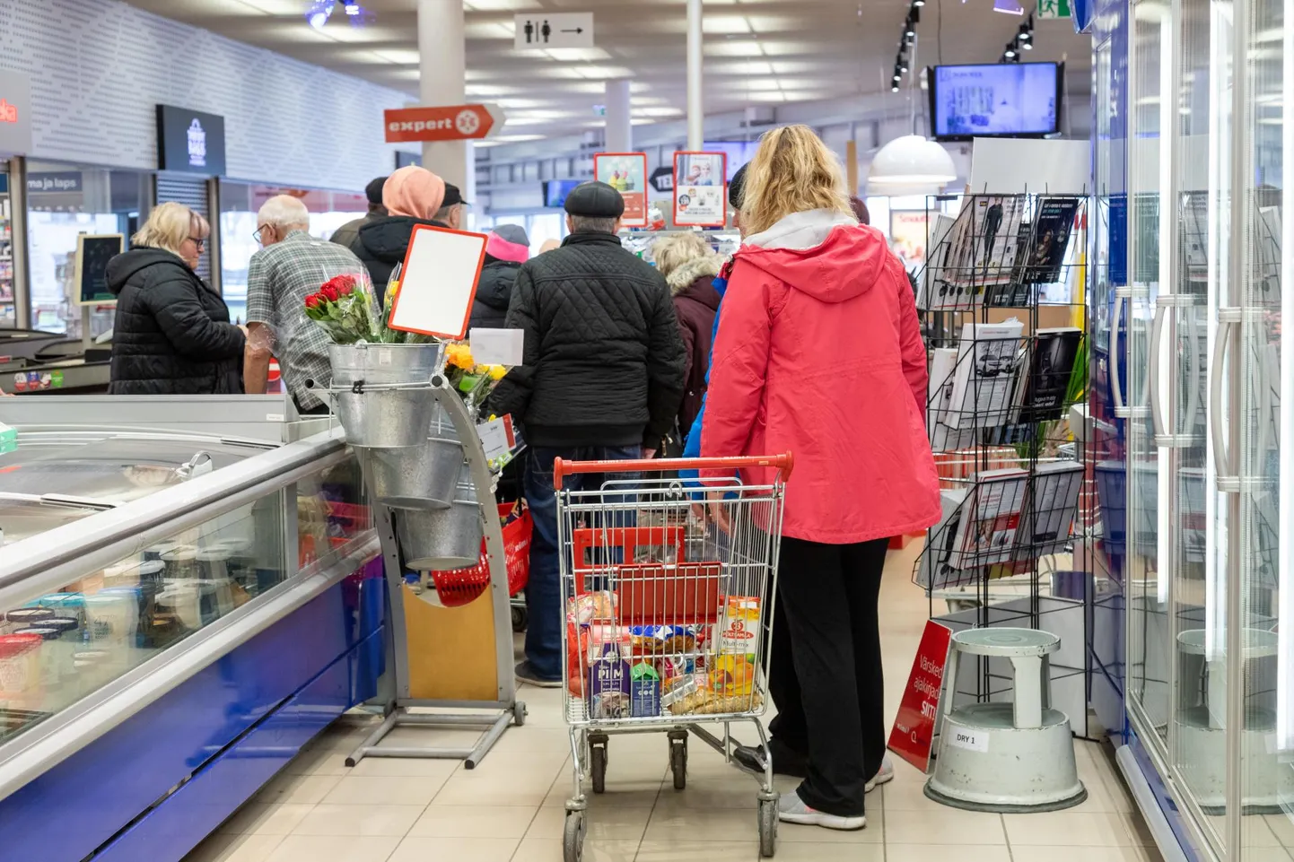 Eriolukorra ajal on toidupoed ja apteegid avatud ning ühistransport liigub ning seetõttu puutuvad teenindajad kokku paljude inimestega.