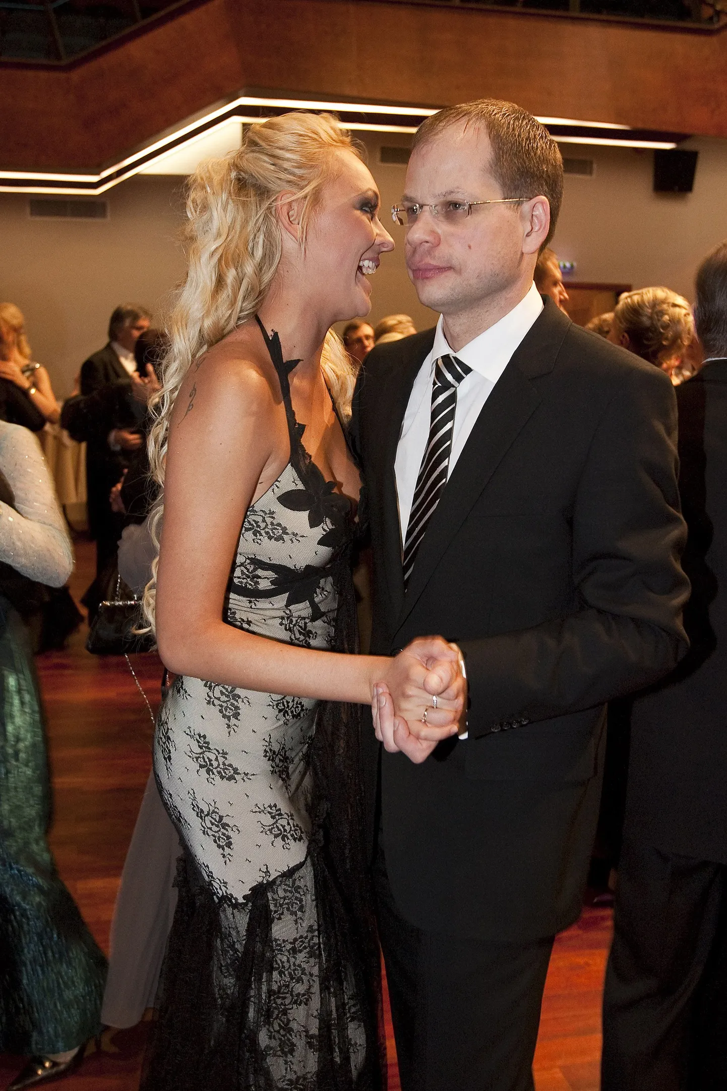 Lauri Laasi keerutab Liis Lassi Eesti vabariigi aastapäeva vastuvõtul Jõhvis.