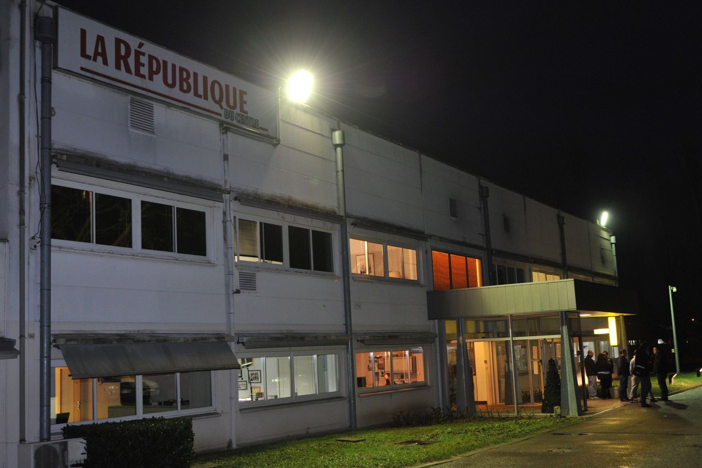 Centre France/La Montagnen 25 töötajad vangistasid firma tegevjuhi Gilles Cremilleux ja personalijuhi Jerome Riviere`i eile ning hoiavad neid kinni ajalehe La Republique du Centre toimetuses