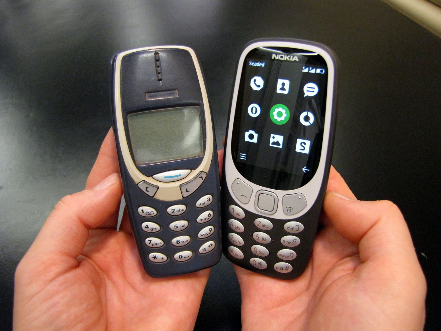 Vasakus käes on algupärane Nokia 3310 eelmisest sajandist ja paremas mullu ilmavalgust näinud Nokia 3310 3G.