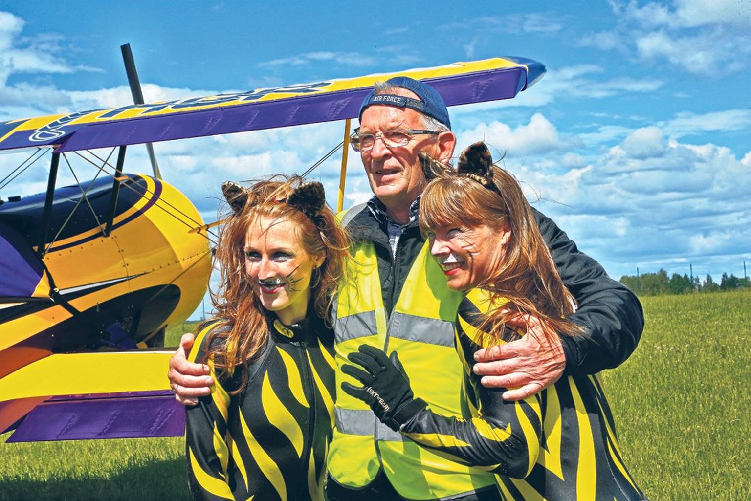 Lennundusmuuseumi rajaja ja juht Mati Meos kasutas eile juhust ja poseeris koos «taevakiisude», Rootsi lennugrupi Scandinavian Airshow akrobaatide Lisa Henrikssoni (vasakul) ja Jenny Franssoniga.