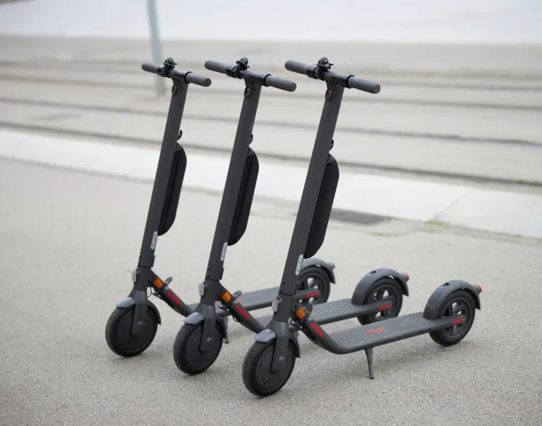 Segway tõukerataste perekonna uue võsu arendamisel on oluliselt tähelepanu pööratud ohutusele, mistõttu on E22E mudelil nii esi-, külg- kui tagaosas silmapaistvad helkurid. Ees on olemas ka elektrooniline pidur ja taha lisatud jalapidur, mis samuti suurendavad sõitja turvalistust