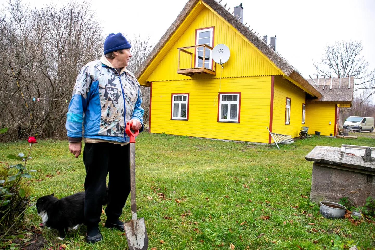 Metsamaa pärimustalu on väliselt nagu võluväel muutunud, maja hing Veera kattis külma tuleku eel õuenurgas roose.
