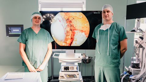Izrāviens mugurkaula ķirurģijā: par valsts naudu būs pieejama jauna, ultramazinvazīva metode