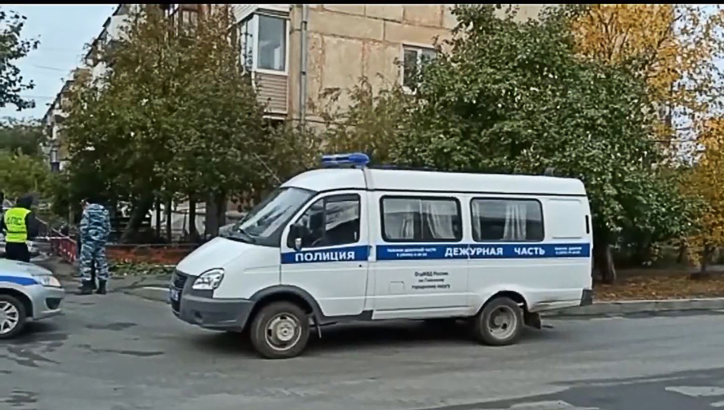 Politseiauto 30. septembril Orenburgis, Gais mõrvapaiga ees