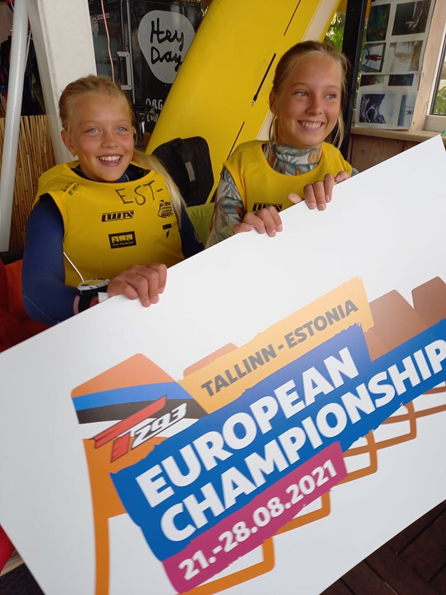 Tallinna purjelauakooli sportlased Bertha Kivistik (paremal) ja Liisa-Marii Kalk T293 EM võistlustel Pirital