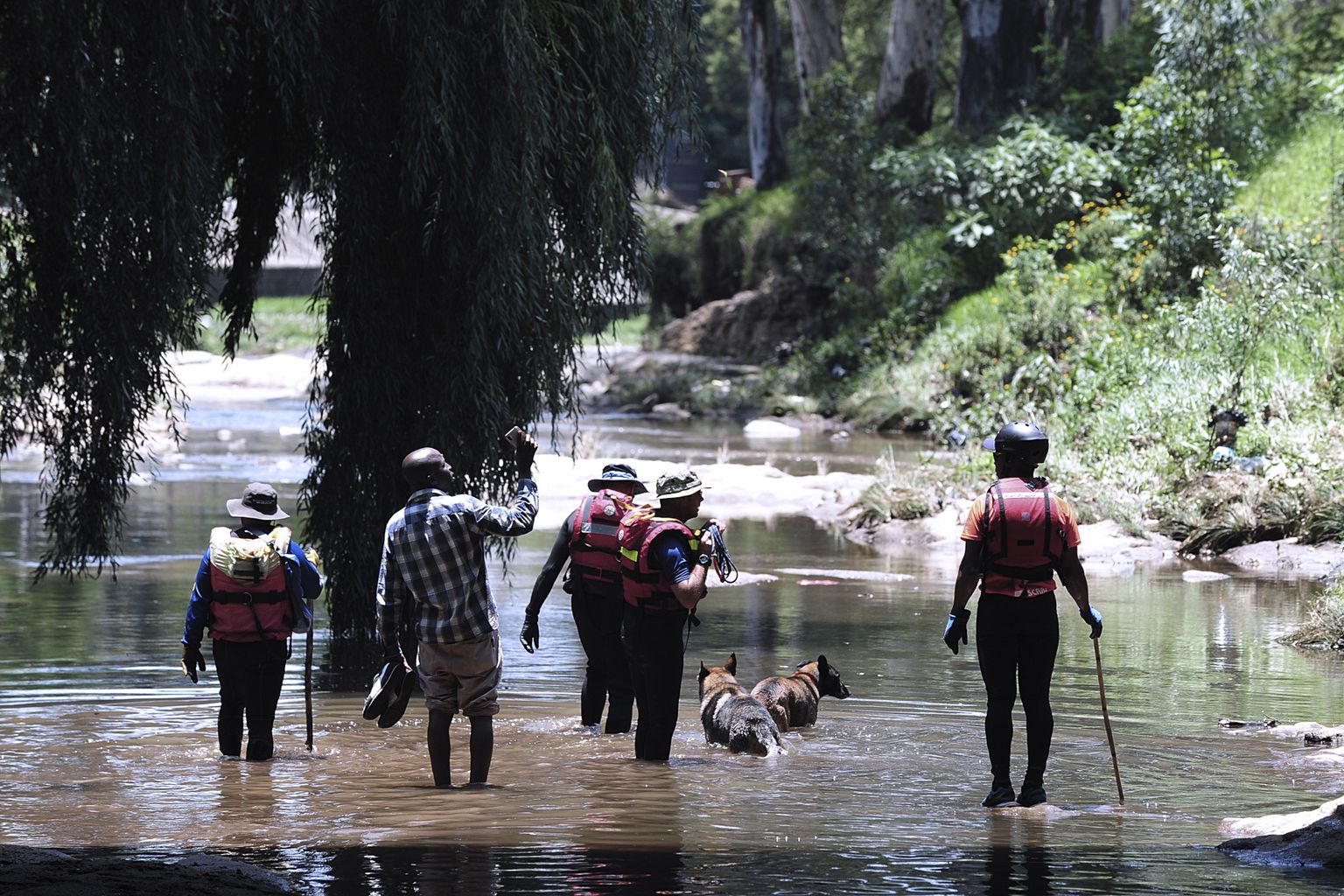 Päästetöötajad otsivad Lõuna-Aafrika Vabariigis Johannesburgis Jukskei jõest kadunud inimesi.
