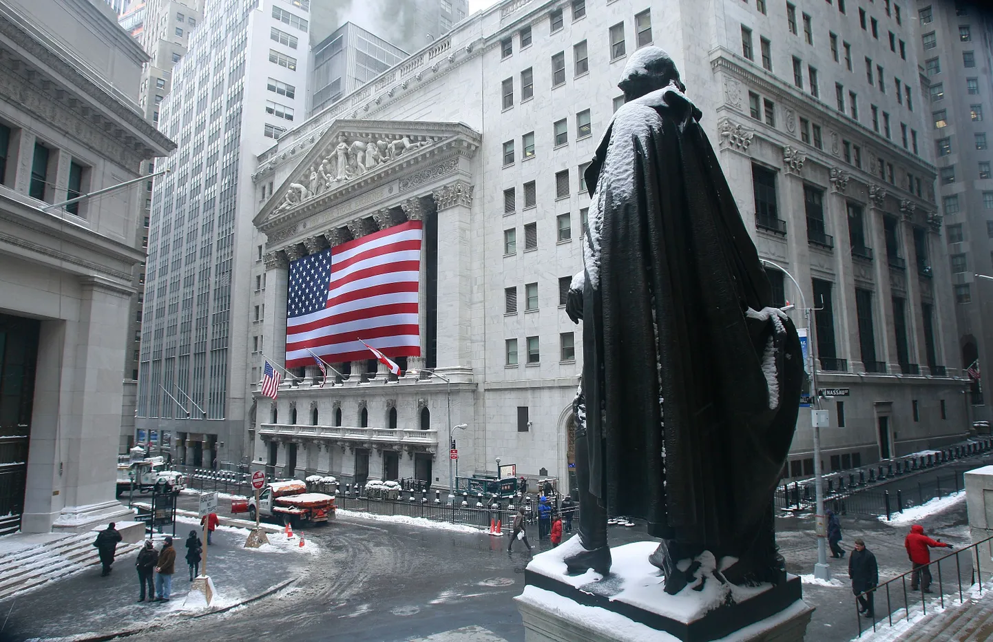 Lumine George Washingtoni kuju New Yorgis, tagaplaanil NYSE (New Yorgi aktsiabörs).