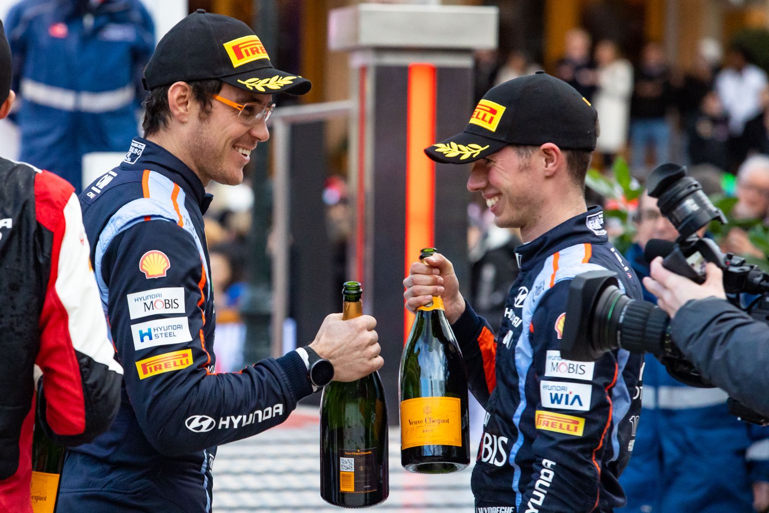 Thierry Neuville (vasakul) ja Martijn Wydaeghe tõusid Monte Carlo rallil poodiumile pärast aastast vaheaega. Oma esimese võidu Monte Carlos noppis Neuville 2020. aastal, siis istus ta kõrval Nicolas Gilsoul.