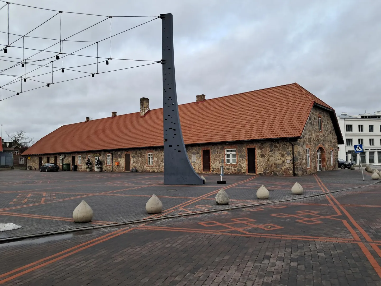 Tõrva kõrtsihoone on uuenduste ootel.