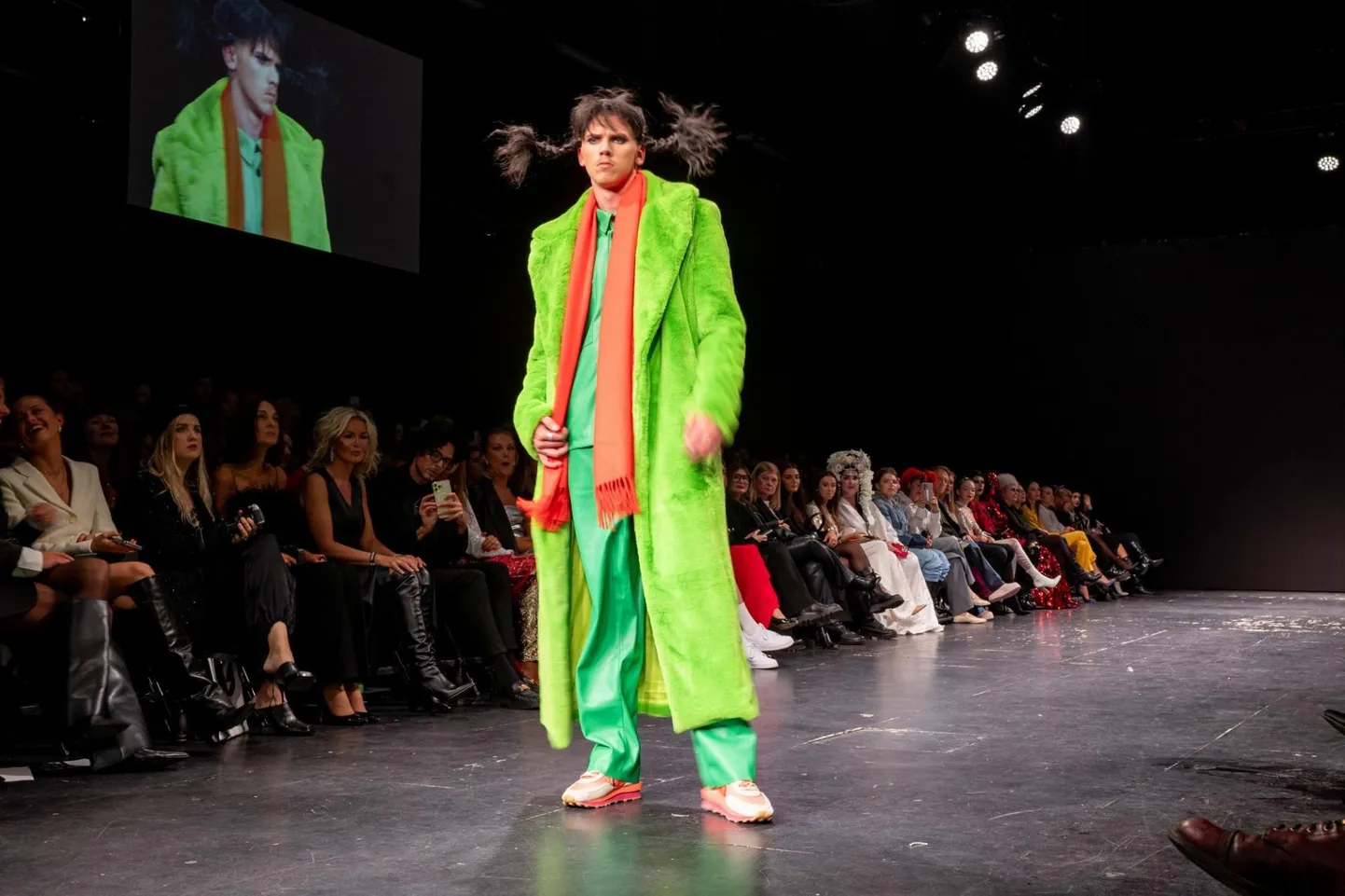 Mairo Seire bravuurikas Pipi kollektsioonist «Ansia» sügisesel Tallinn Fashion Weekil. ERKI moesõul esitleb ta kollektsiooni «FILO».