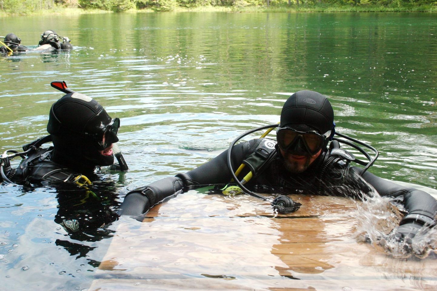 Rohekassinise veega Äntu Sinijärv saab kogu oma vee allikatest. Järv on populaarne sukeldumiskoht.