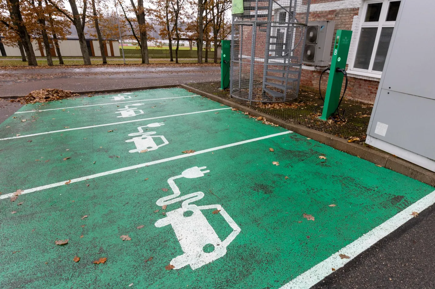 Möödunud aastal rajas Elelevi esimesed avalikud elektriautode laadijad Eestis ning seda võrku on ta nüüd kasvatanud 20 laadijani. Samuti alustati Lätis laadijate võrgu arendamist.