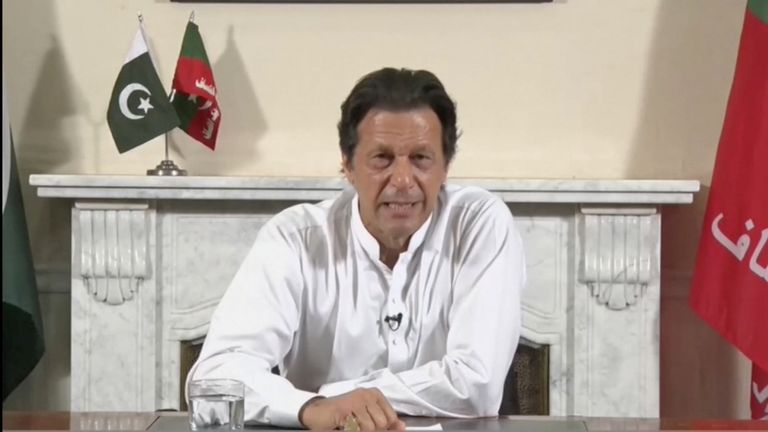 Imran Khan kuulutas oma võitu televisioonis juba eile.