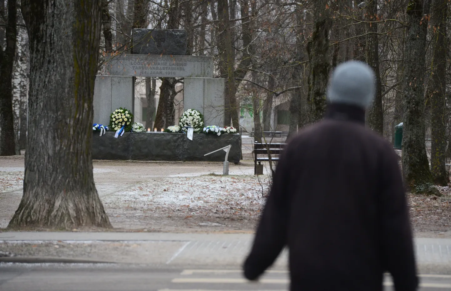 Tartu vabastamise aastapäeva puhul paigutati Tähtvere pargis asuvale mälestussambale pärjad ja küünlad.