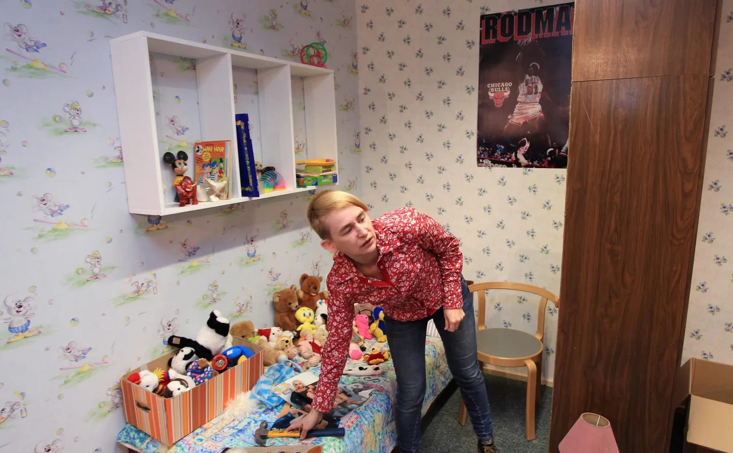 Mänguasjamuuseumi arendusjuht Marge Pärnits sättis täna avataval näitusel paika asju toanurgas, mis oli üheksakümnendate klassikaliselt pisikestes korterites ruumipuudusel sektsioonkapiga lapsele eraldatud.