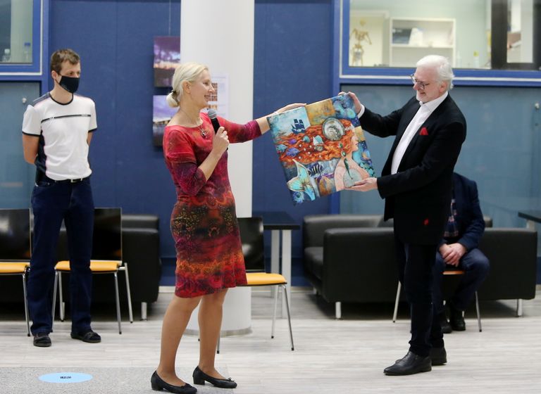 Molekulaar- ja rakubioloogia instituudi direktor Maia Kivisaar ulatab Sulev Kuusele kingituse, Made Balbati teose «Merineitsi».
