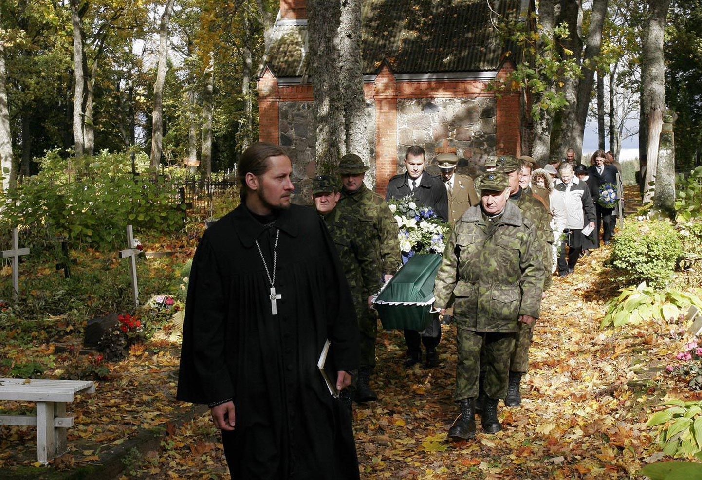 August Kengi matusetalitust juhatas Halliste koguduse õpetaja Kalle Gaston, kirstu kandsid kaitseliitlased.