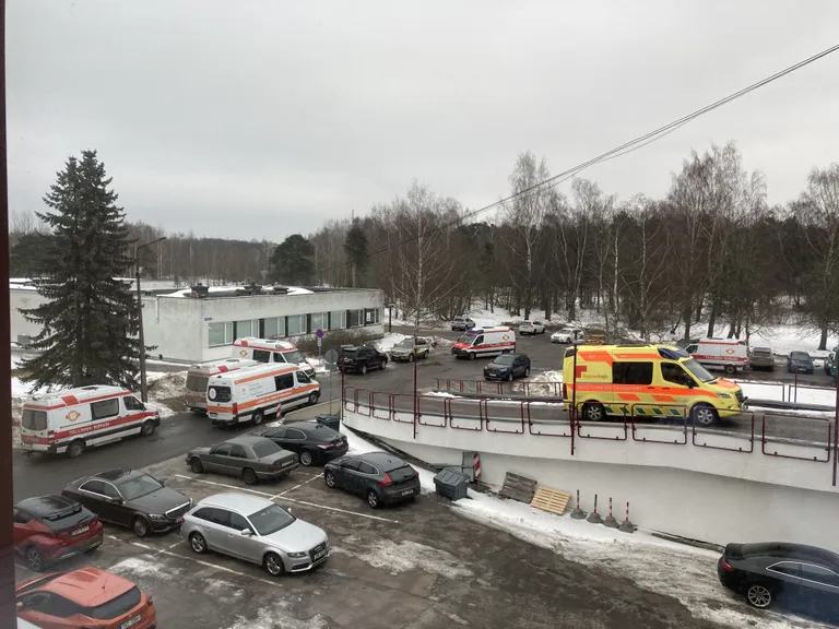 Машины скорой помощи перед Ляэне-Таллиннской центральной больницей.