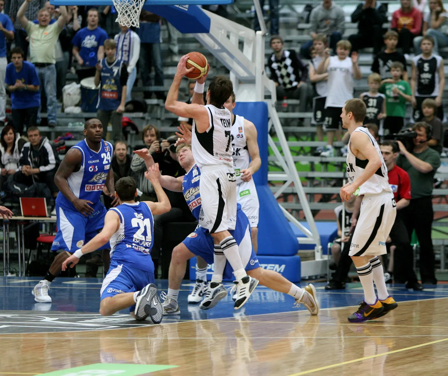 Rock kaotas poolfinaalseeria avalahingu 63:67.