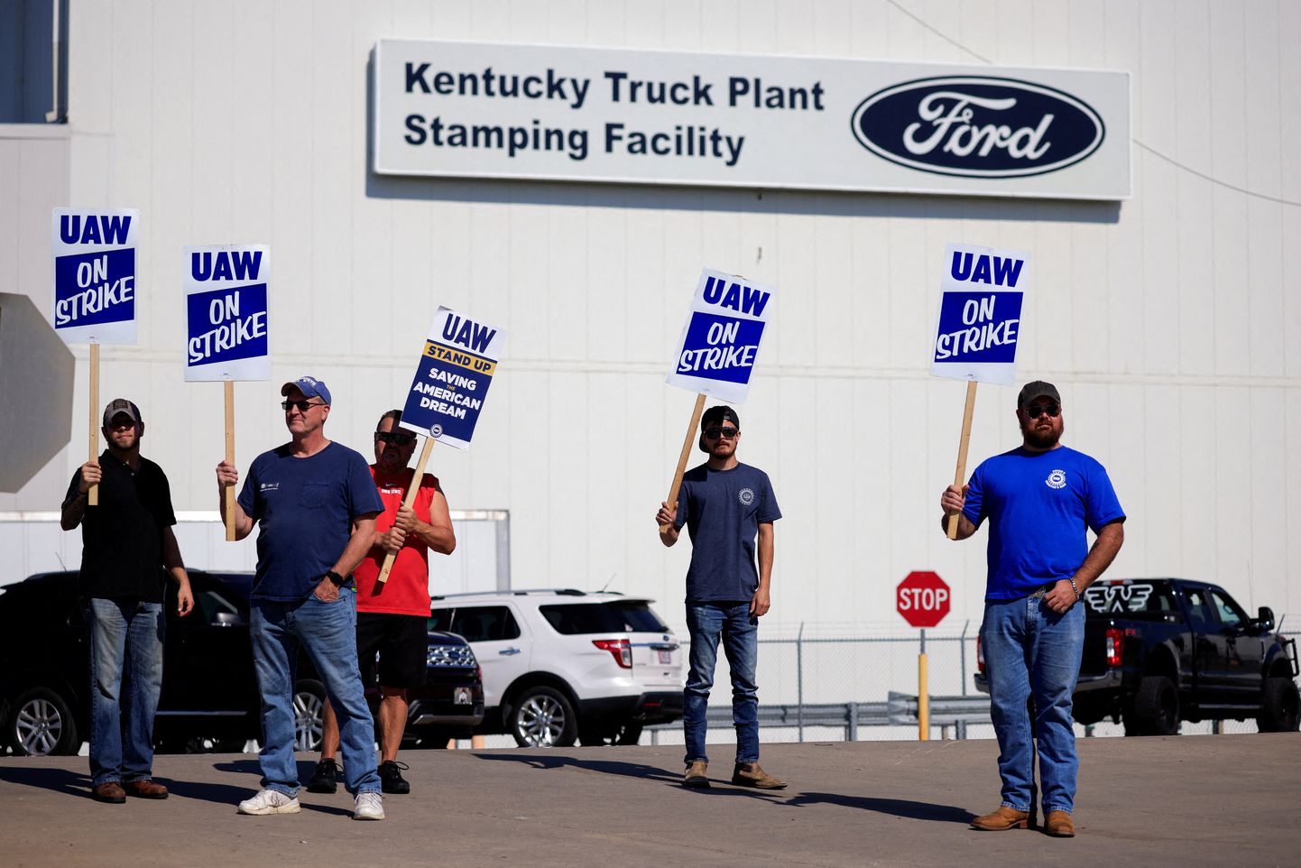 Streikivad UAWsse kuuluvad töötajad Fordi tehase ees