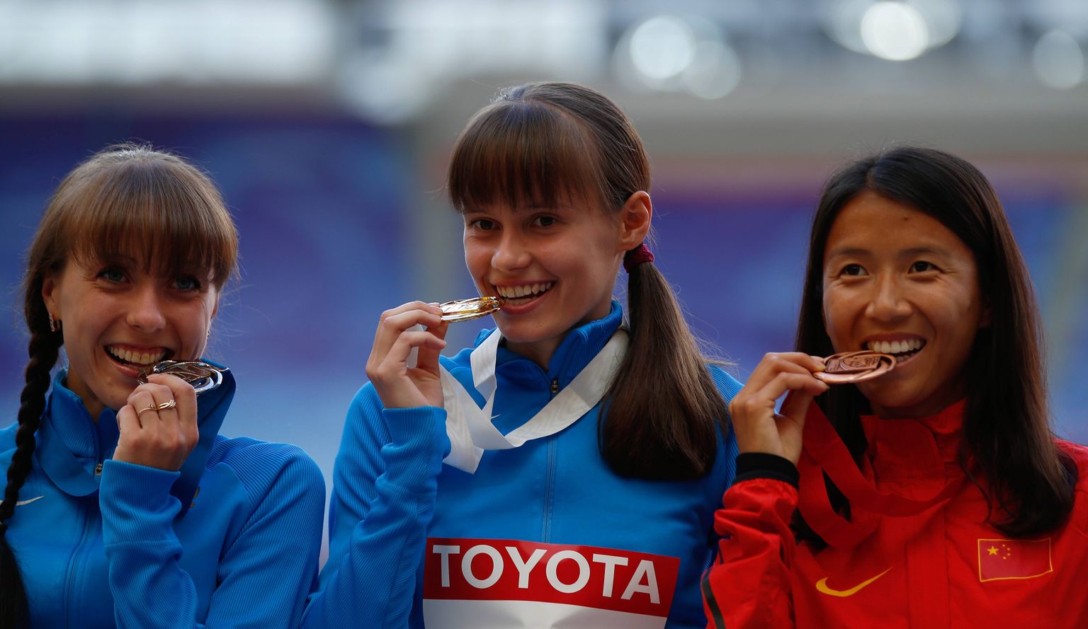 Nii Jelena Lašmanova (keskel) kui ka Olga Kaniskina (vasakul) jäid 11 aastat hiljem olümpiamedalist ilma.