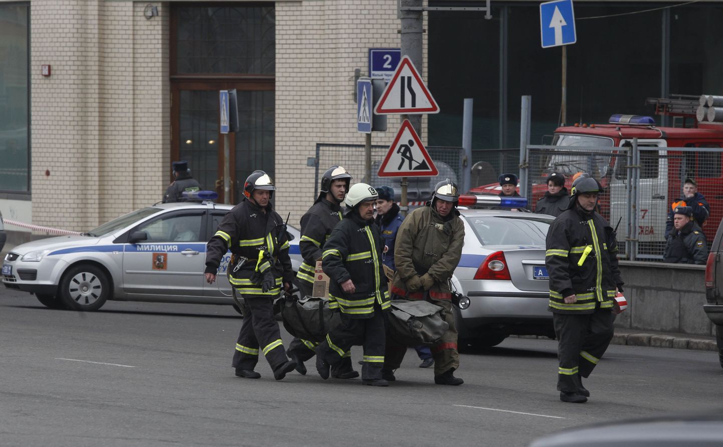 Tuletõrjujad kannavad Moskva kesklinnas kiirabiautosse plahvatuses hukkunud isiku surnukeha.