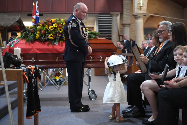 Vabatahtliku tuletõrjuja Andrew O'Dwyeri tütar Charlotte O'Dwyer pani matusel isa kaitsekiivri pähe