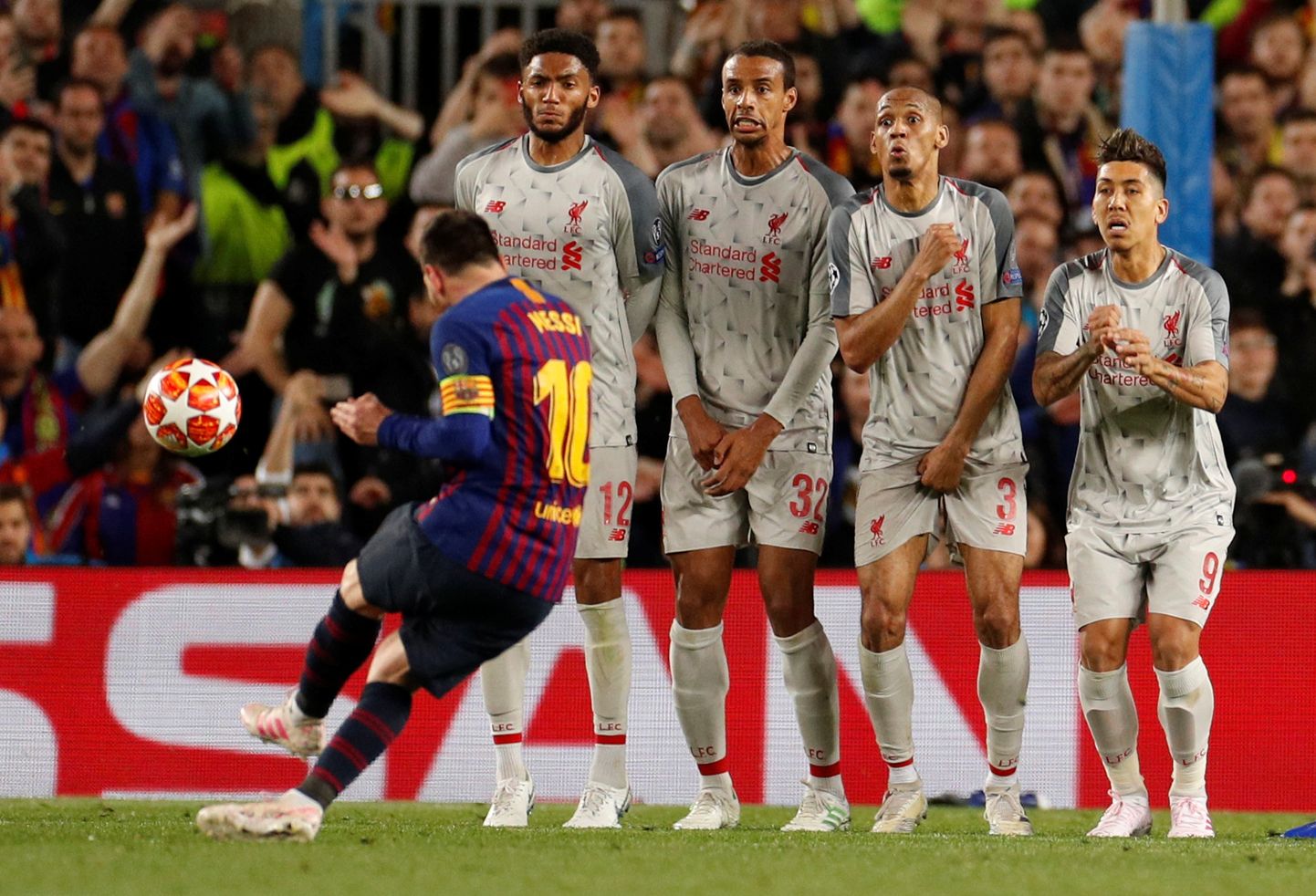 Barcelona jalgpalliklubi staarmängija Lionel Messi sooritamas karistuslööki. Mõistagi maandus pall väravas.