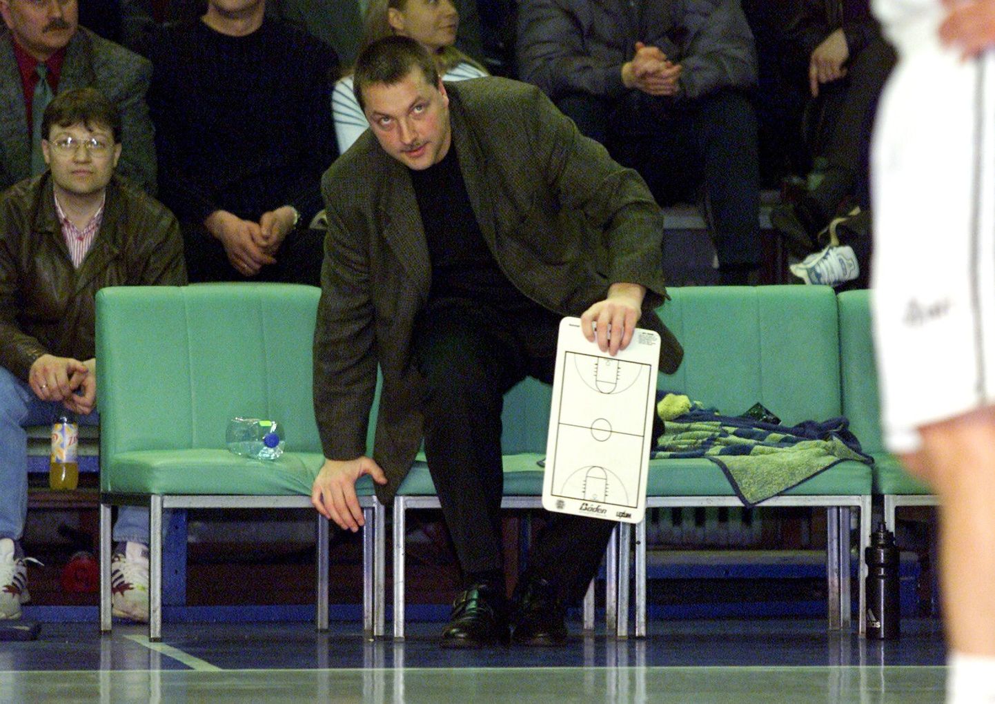 Uudis Kalevi halli naasmisest nõuab ka retropilti - koos legendaarsete roheliste toolidega on pildil praegune koondise peatreener Tiit Sokk 2000. aastal Nybitit juhendamas