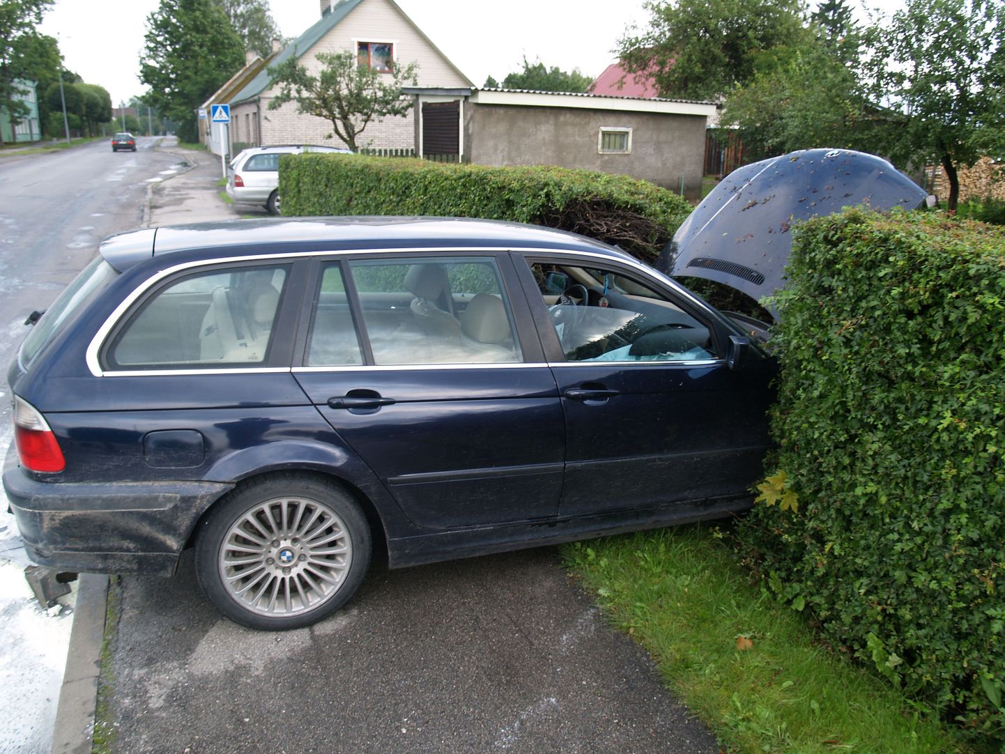 Foto illustratiivne.Sõiduauto BMW sõitis heki sisse.