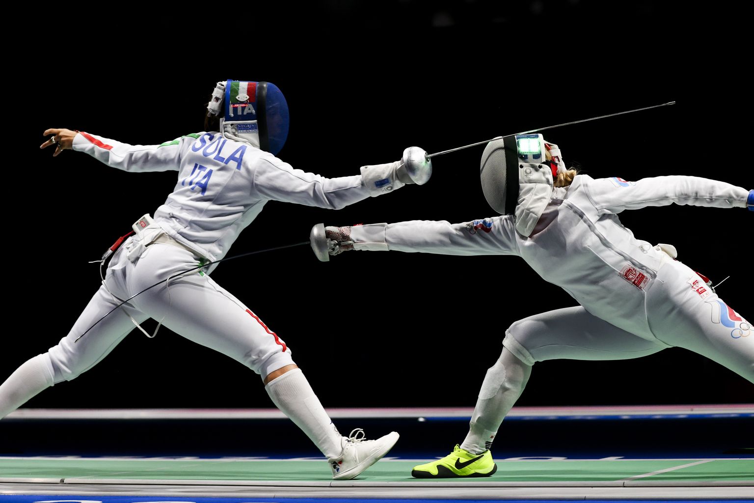 Hetk poolteist aastat tagasi toimunud Tokyo olümpiamängudelt, naiste epee võistkonnaturniiri veerandfinaalis vehkleb venelanna Violetta Kolobova (paremal) itaallanna Federica Isola vastu.