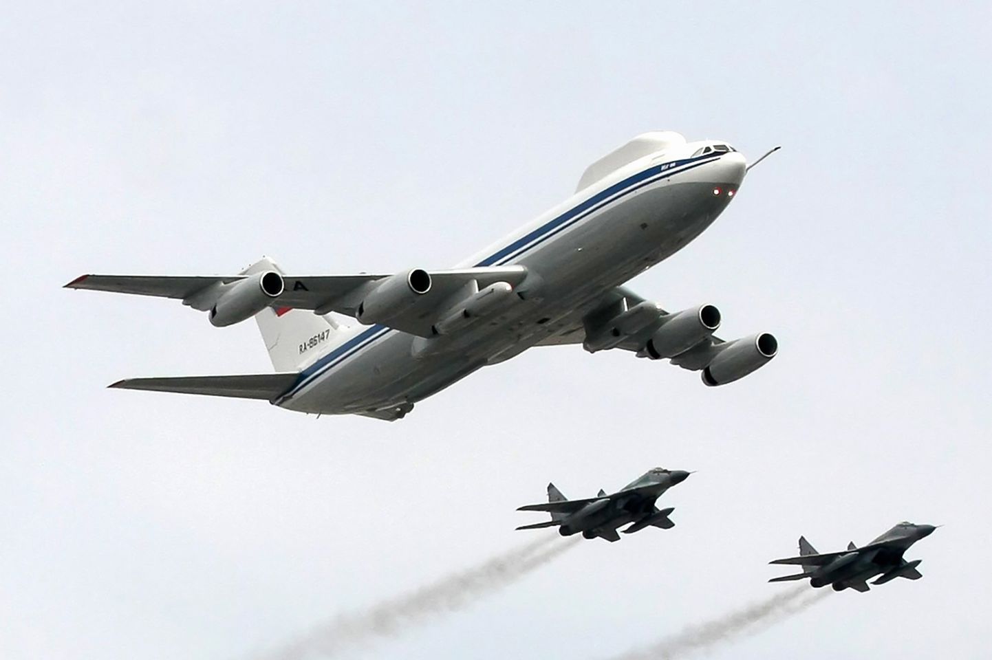 Hävitajad ja viimsepäeva lennuk Il-80 2010. aasta võidupüha paraadil Moskva kohal.
