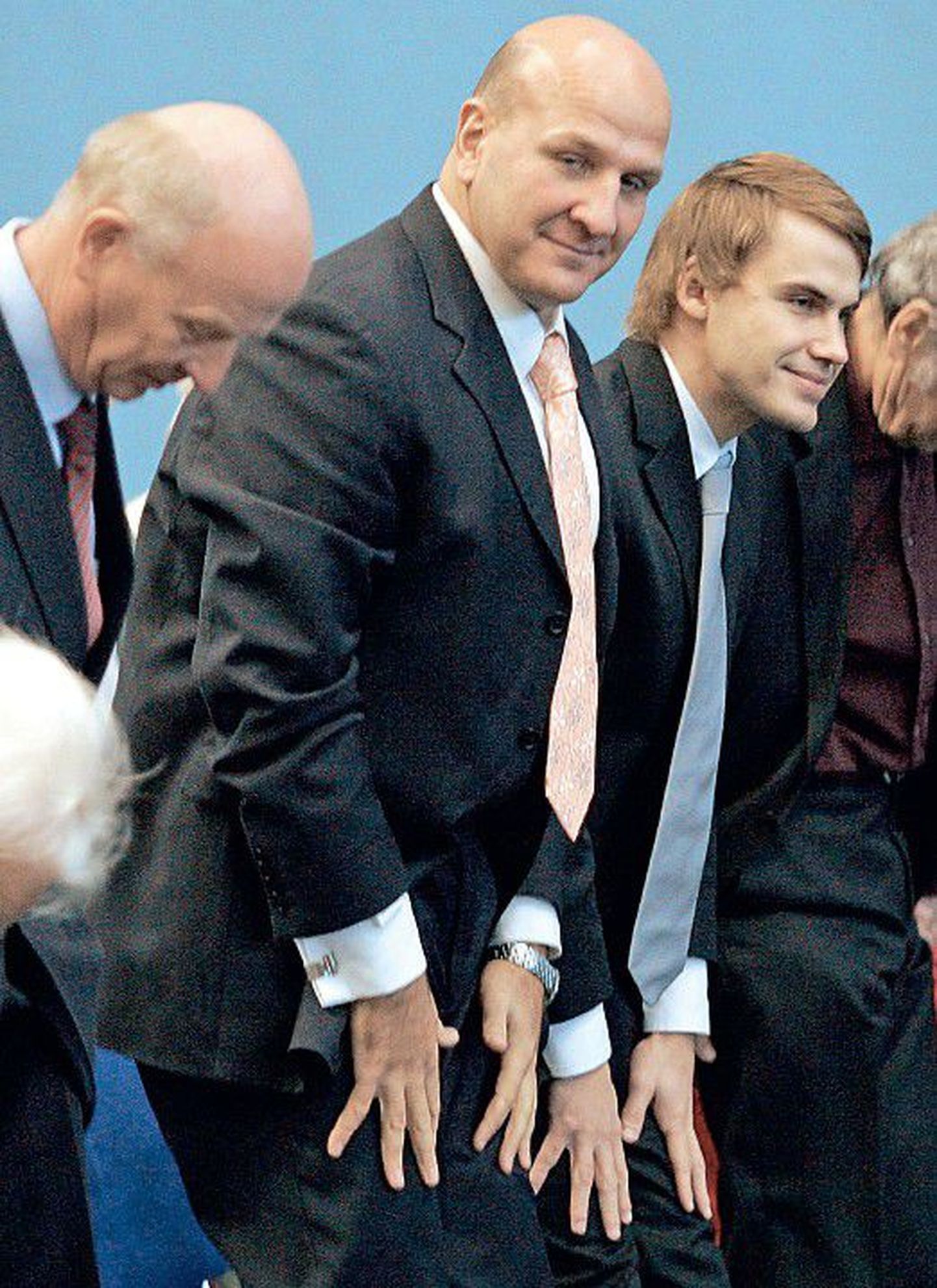 Андрес Яадла (на фото в центре), подозревающий, что дело против него связано с политичес­кой борьбой, на некоторое время уступал пост мэра соцдему Раннару Васильеву (справа).