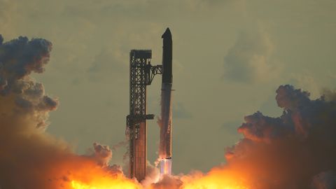 SpaceX saatis oma hiidraketi Starship esmakordselt orbiidile