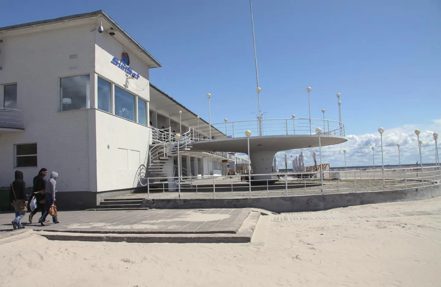 Pärnu rannaseen ootas eilsel tuulisel päeval suve algust - 21. juunist hakkab seal taas lehvima suvepealinna lipp, mille heiskavad Pärnu ja Tallinna linnapea.