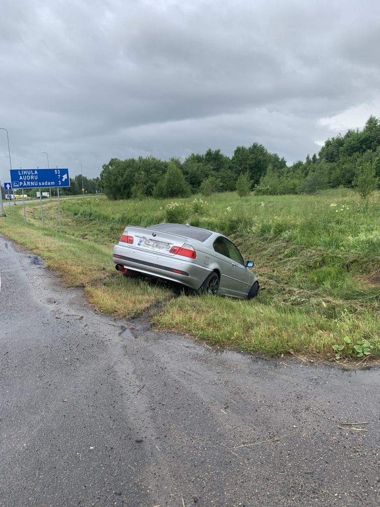 Вчера до полудня в Пярну рядом с перекрестком с круговым движением Леннуйаама-теэ и Хаапсалуского шоссе с дороги съехал BMW с латвийскими номерами.