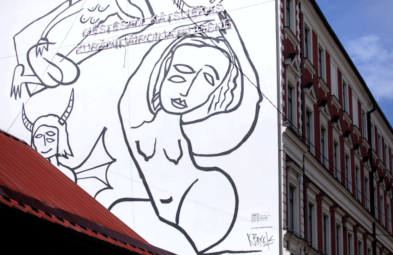 Mākslinieka Kristiana Brektes gleznojums "Veltījums Džemmai Skulmei" uz Rīgas 40.vidusskolas sienas.