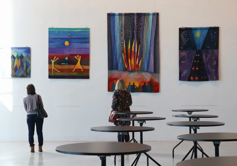 Anu Raua näitusevaibad on muuseumi galeriis, aga ka kohe A-sissepääsu juures.