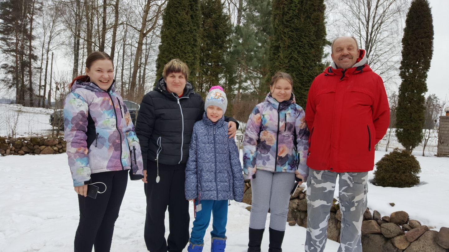 Põlvamaa Kähri küla pere vanemad Külli ja Raivo Arrak ning nende tütred Jannete (vasakul), Lisete ja Annete, kelle maja teine korrus sai saate «Kodutunne» abiga uue soojustuse ja lastetoa.