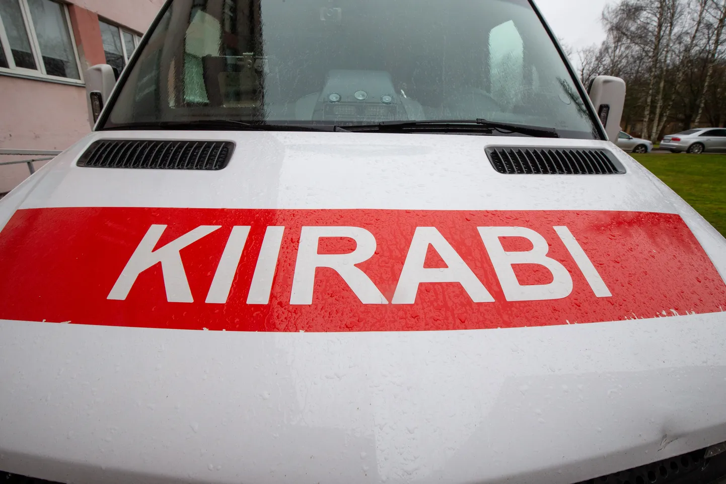 Kraavi sõitnud auto kaasreisija toimetati haiglasse.