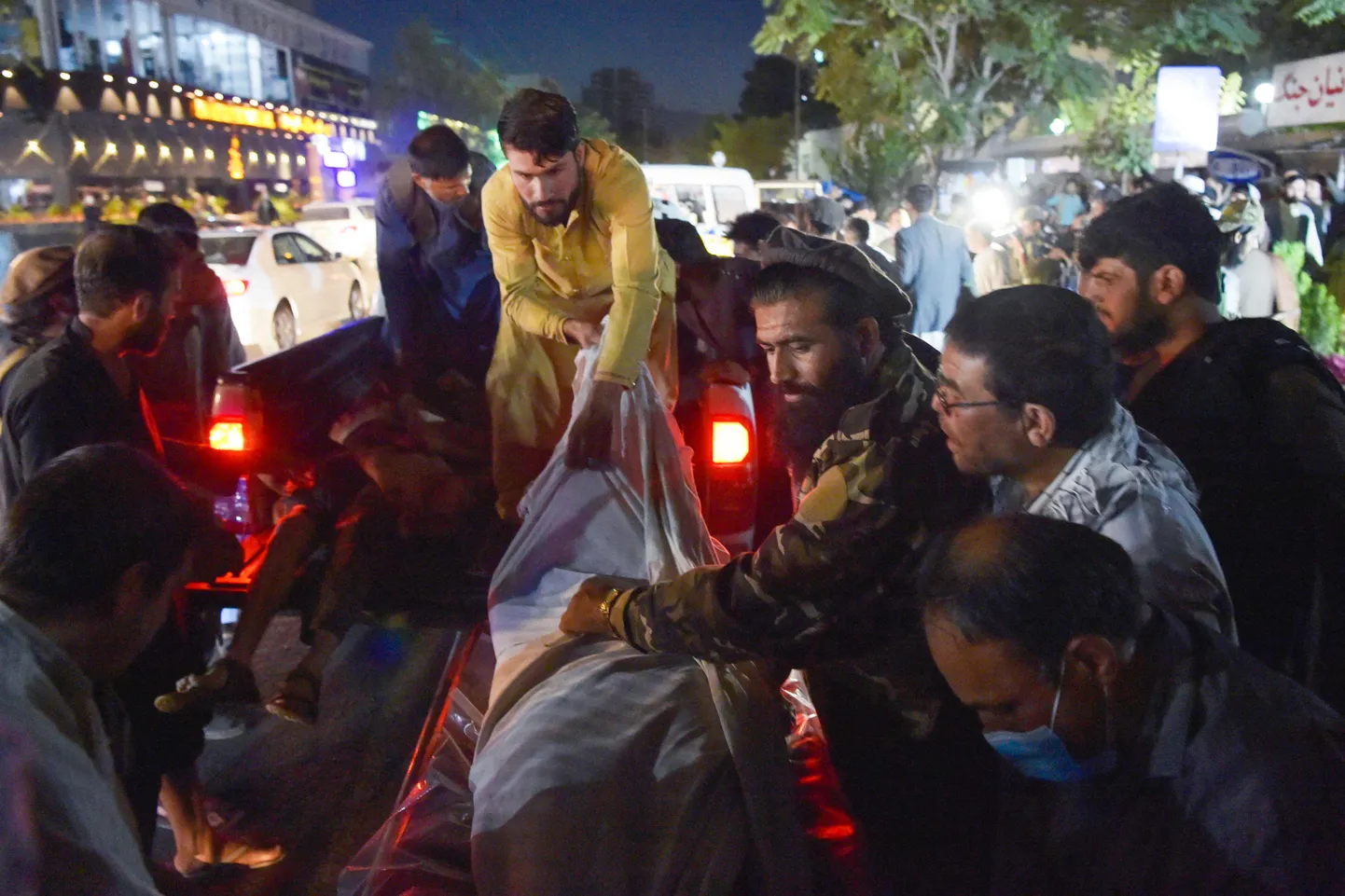 Haavatud inimesed pärast plahvatust Kabuli lennujaama lähistel.