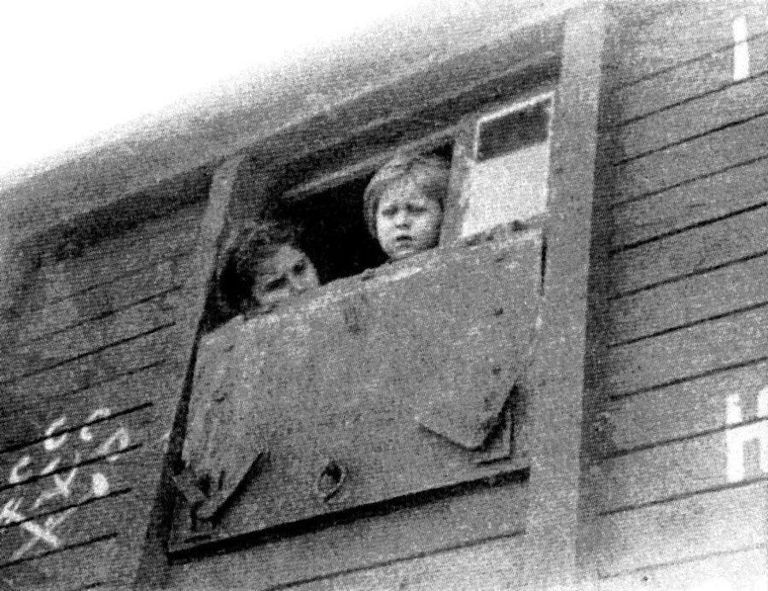 Эстонские дети в вагоне, который увезет их далеко от родины. 