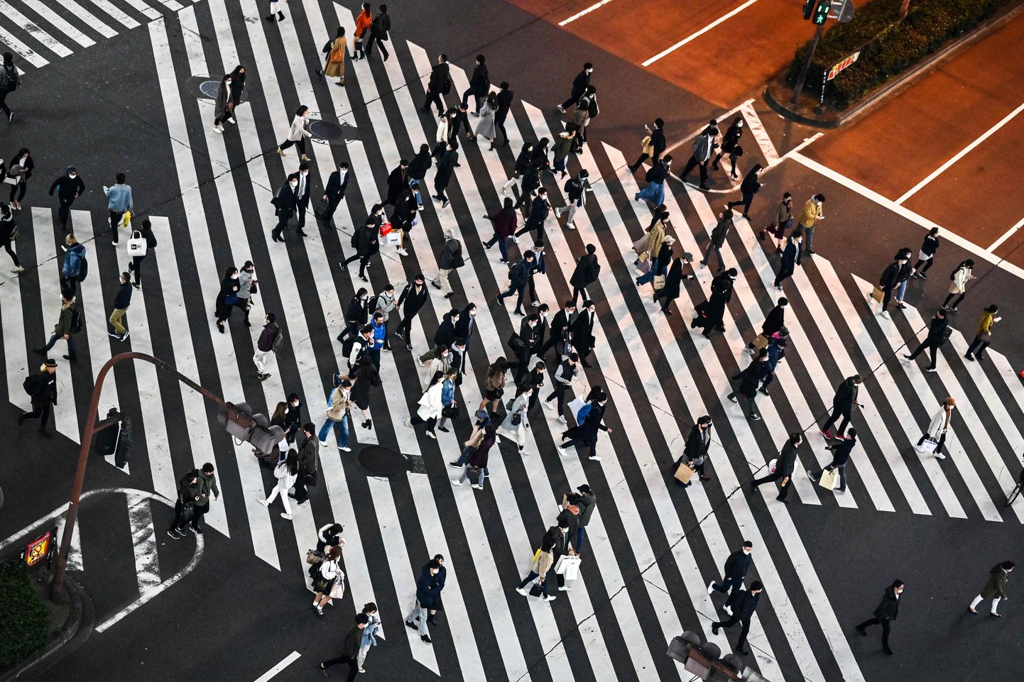 Jaapanlased ületamas teed Tokyos Shinjuku piirkonnas 29. novembril 2020