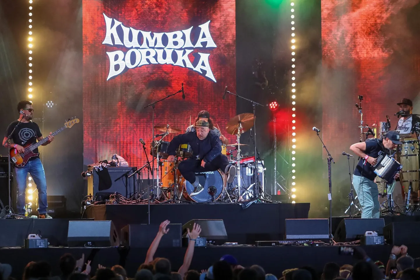 Kumbia Boruka tuline esinemine pani lauluväljakutäie rahvast kaasa elama.